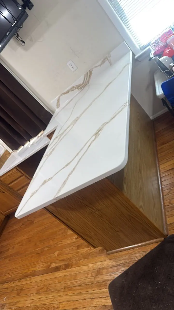 Rounded white stone peninsula with warm gold veining